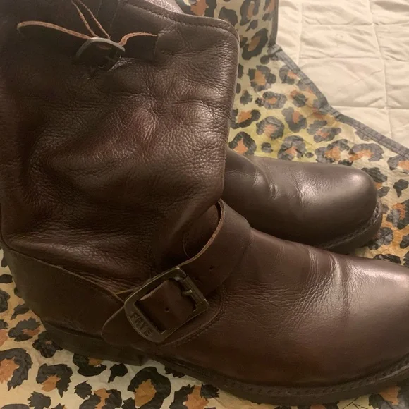 FRYE BURGUNDY BROWN BOOTS. - Picture 5 of 6